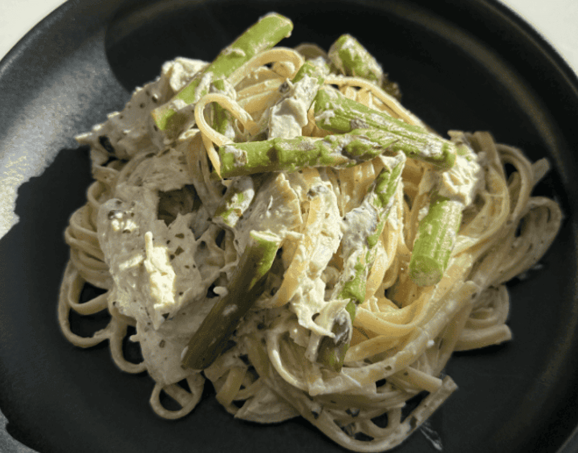 Recette de pâtes crémeuses aux asperges et poulet rôti.