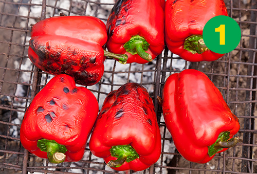 Des poivrons rouges grill&eacute;s sur le barbecue