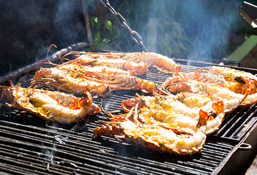 Des queues de homard &agrave; l'ail sur le grill