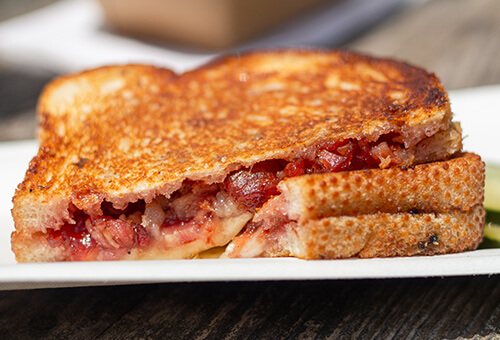 Grilled cheese au bacon et &agrave; la confiture de rhubarbe