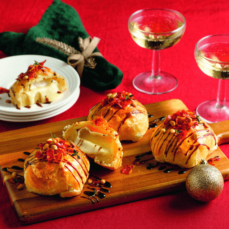 baked brie in puff pastry with balsamic vinegar and prosciutto