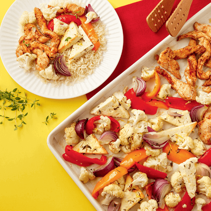 poulet assaisonné et feta croustillante sur la plaque