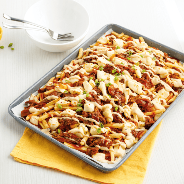 poutine au porc effiloché sur la plaque avec sauce ranch BBQ 